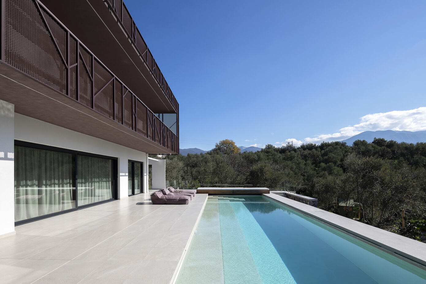 A Mesmerizing Modern House Amid Lush Greenery in Kalamata, Greece by Gonzalez – Malama Architects (3)