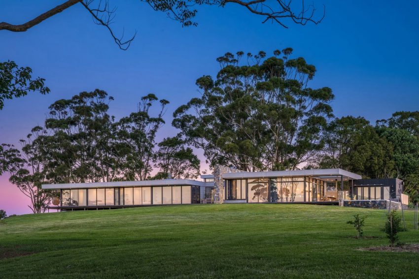 A Mid-Century Modern Home with Stylish Exterior and Interior in Byron Bay, Australia by Design & Beyond Architects (18)