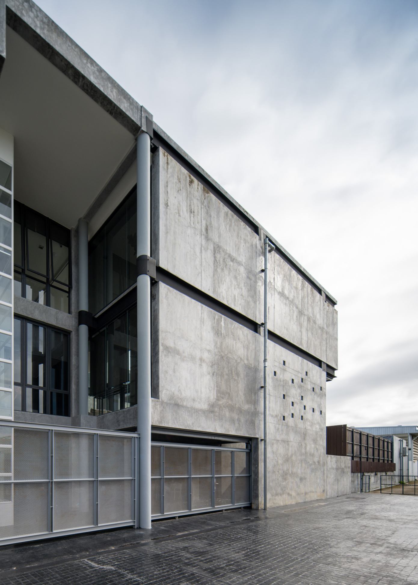 A Modern Concrete Home Offers a Playful Taste in Hat Yai, Thailand by Vive Design Studio (11)