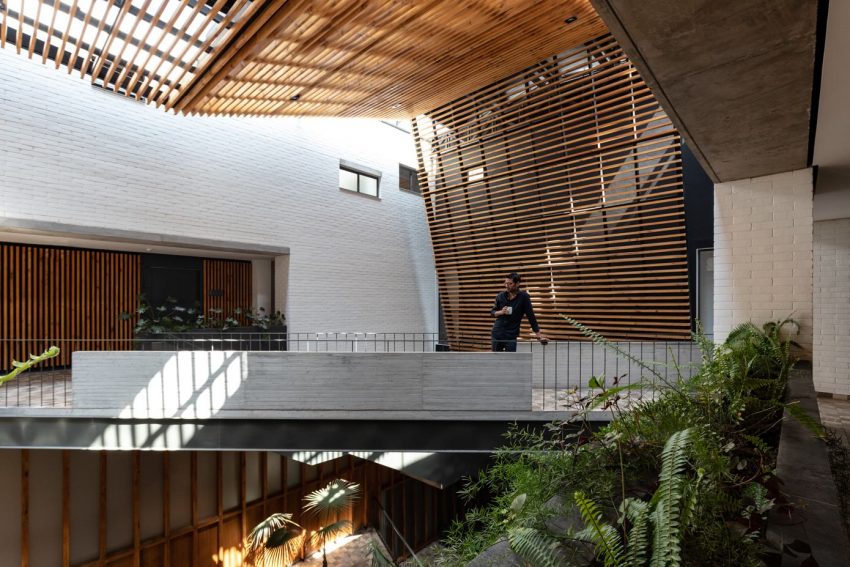 A Modern Home Balances Brick, Concrete, Wood and Metal Elements in Quito, Ecuador by Diez + Muller Arquitectos (11)