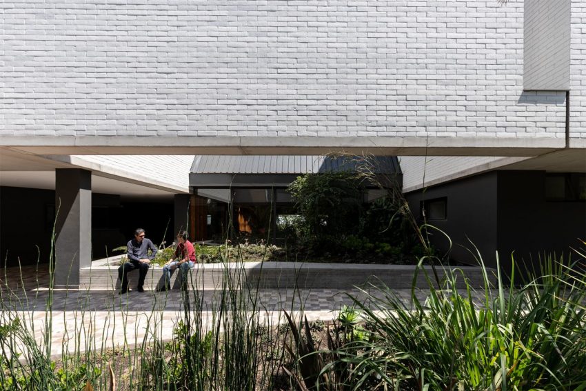 A Modern Home Balances Brick, Concrete, Wood and Metal Elements in Quito, Ecuador by Diez + Muller Arquitectos (14)