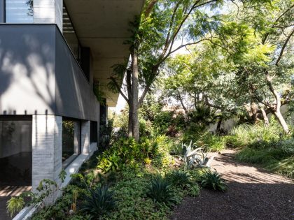 A Modern Home Balances Brick, Concrete, Wood and Metal Elements in Quito, Ecuador by Diez + Muller Arquitectos (15)