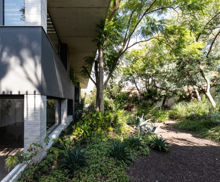 A Modern Home Balances Brick, Concrete, Wood and Metal Elements in Quito, Ecuador by Diez + Muller Arquitectos (15)