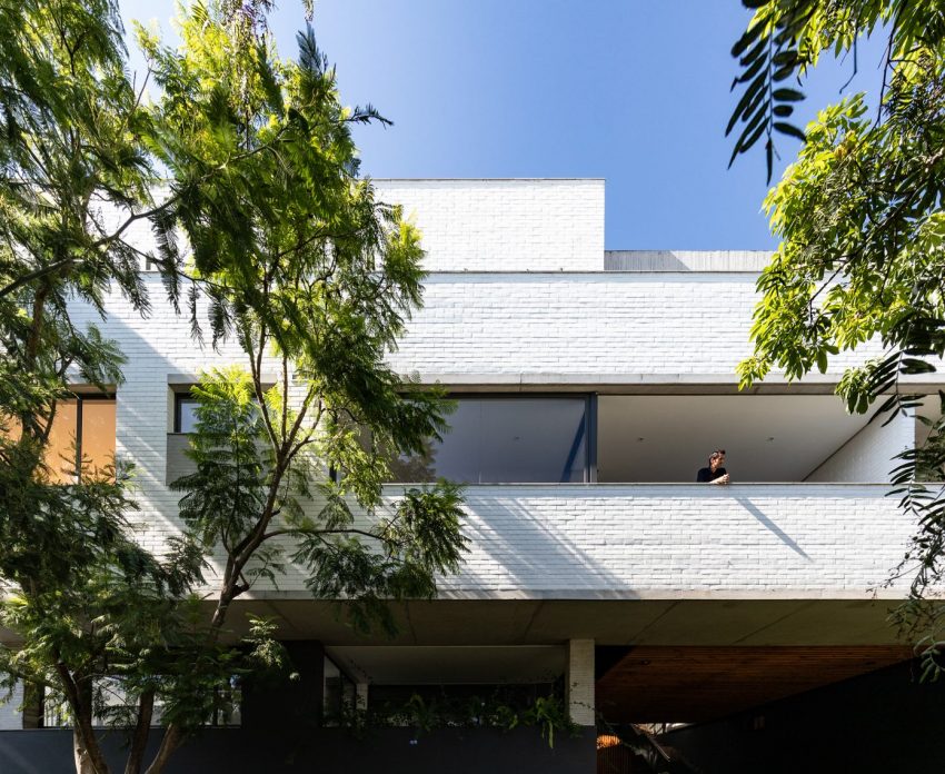 A Modern Home Balances Brick, Concrete, Wood and Metal Elements in Quito, Ecuador by Diez + Muller Arquitectos (16)