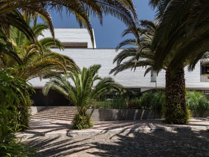 A Modern Home Balances Brick, Concrete, Wood and Metal Elements in Quito, Ecuador by Diez + Muller Arquitectos (17)