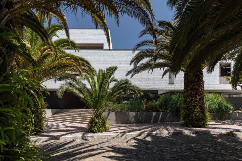 A Modern Home Balances Brick, Concrete, Wood and Metal Elements in Quito, Ecuador by Diez + Muller Arquitectos (17)