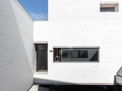 A Modern Home Balances Brick, Concrete, Wood and Metal Elements in Quito, Ecuador by Diez + Muller Arquitectos (20)