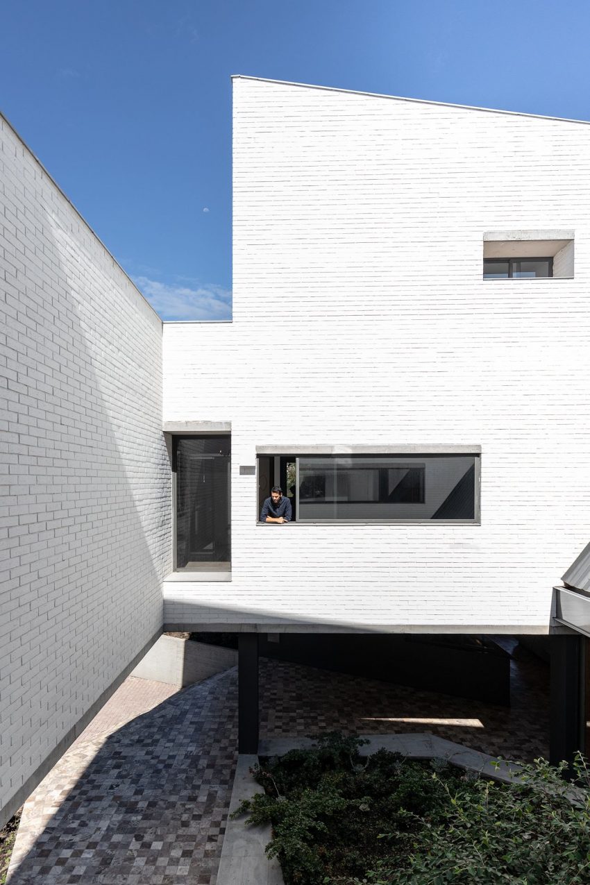 A Modern Home Balances Brick, Concrete, Wood and Metal Elements in Quito, Ecuador by Diez + Muller Arquitectos (20)