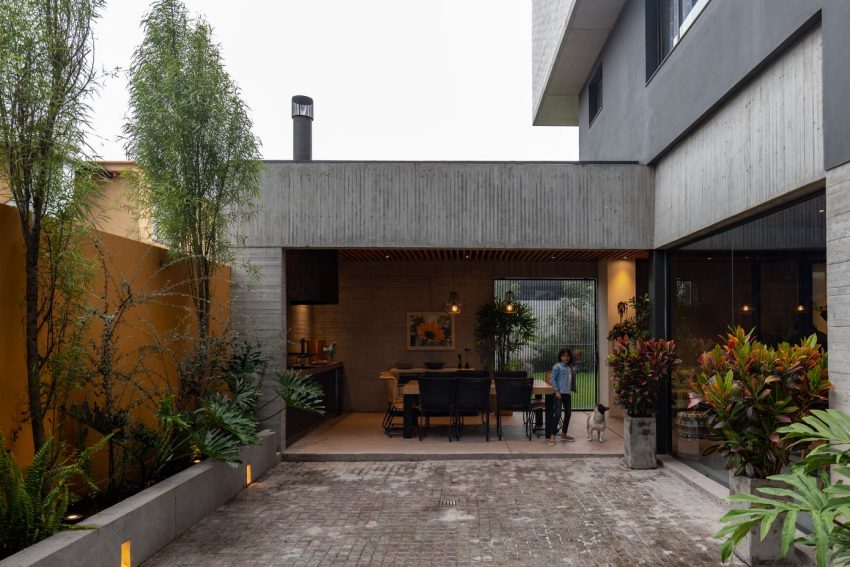 A Modern Home Balances Brick, Concrete, Wood and Metal Elements in Quito, Ecuador by Diez + Muller Arquitectos (21)