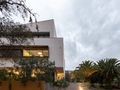 A Modern Home Balances Brick, Concrete, Wood and Metal Elements in Quito, Ecuador by Diez + Muller Arquitectos (22)