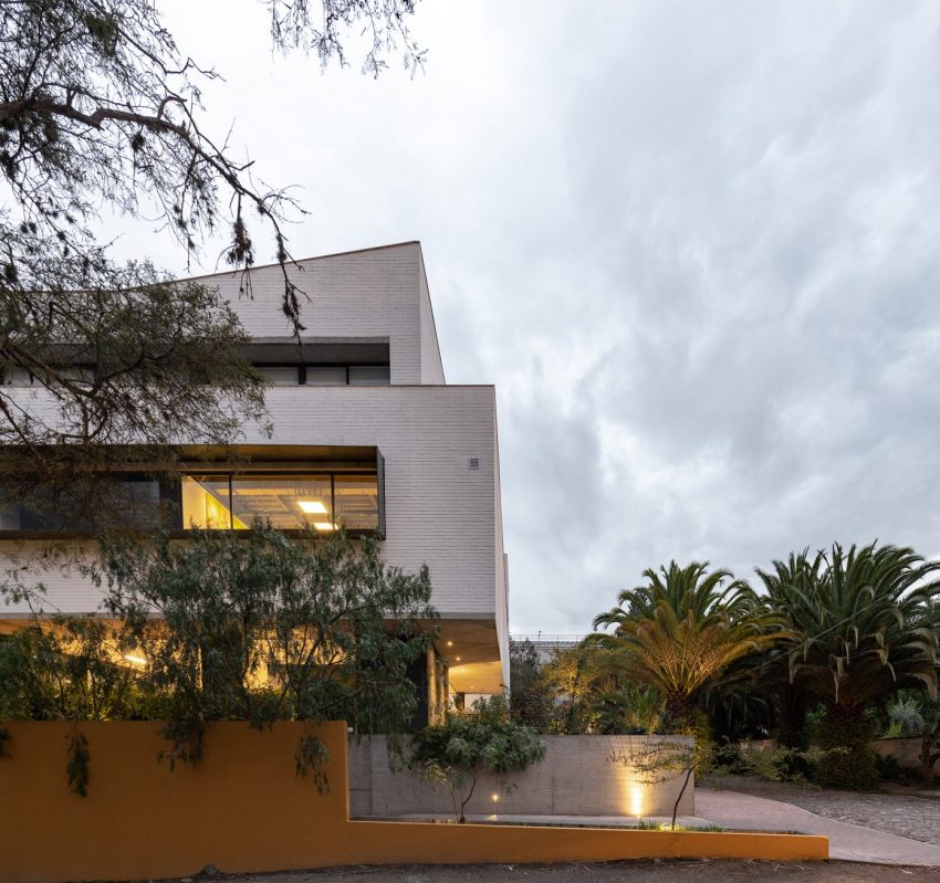 A Modern Home Balances Brick, Concrete, Wood and Metal Elements in Quito, Ecuador by Diez + Muller Arquitectos (22)