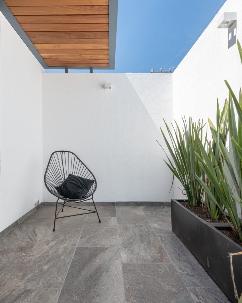 A Modern Home Features Stone, Wood, Glass and Steel in Aguascalientes, Mexico by Luis Magdaleno Veloz (21)