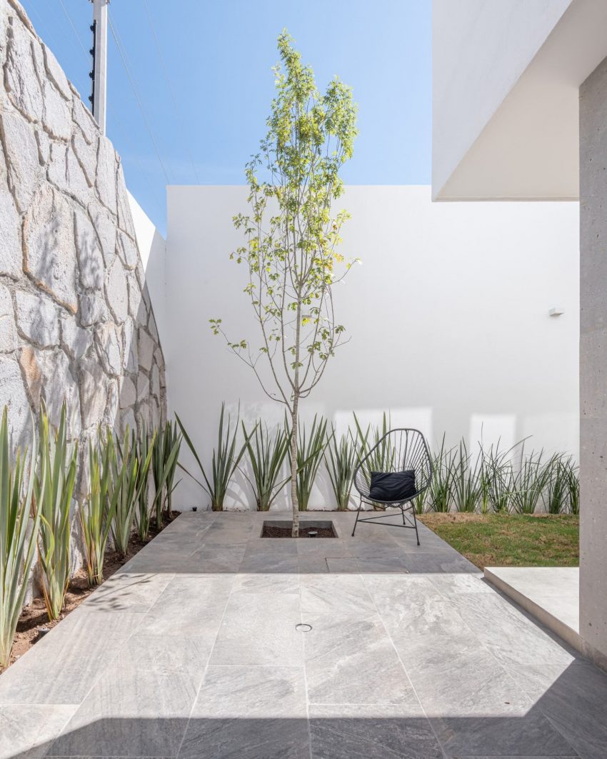 A Modern Home Features Stone, Wood, Glass and Steel in Aguascalientes, Mexico by Luis Magdaleno Veloz (24)