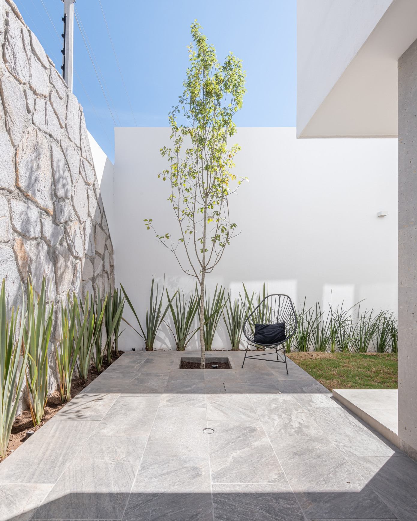 A Modern Home Features Stone, Wood, Glass and Steel in Aguascalientes, Mexico by Luis Magdaleno Veloz (24)