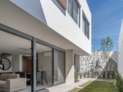 A Modern Home Features Stone, Wood, Glass and Steel in Aguascalientes, Mexico by Luis Magdaleno Veloz (25)