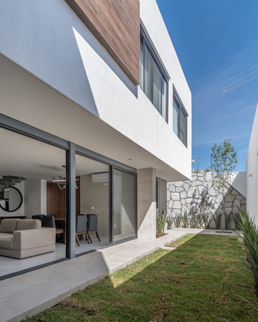 A Modern Home Features Stone, Wood, Glass and Steel in Aguascalientes, Mexico by Luis Magdaleno Veloz (25)