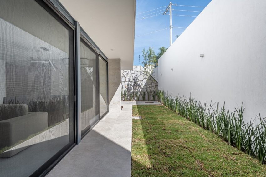 A Modern Home Features Stone, Wood, Glass and Steel in Aguascalientes, Mexico by Luis Magdaleno Veloz (26)