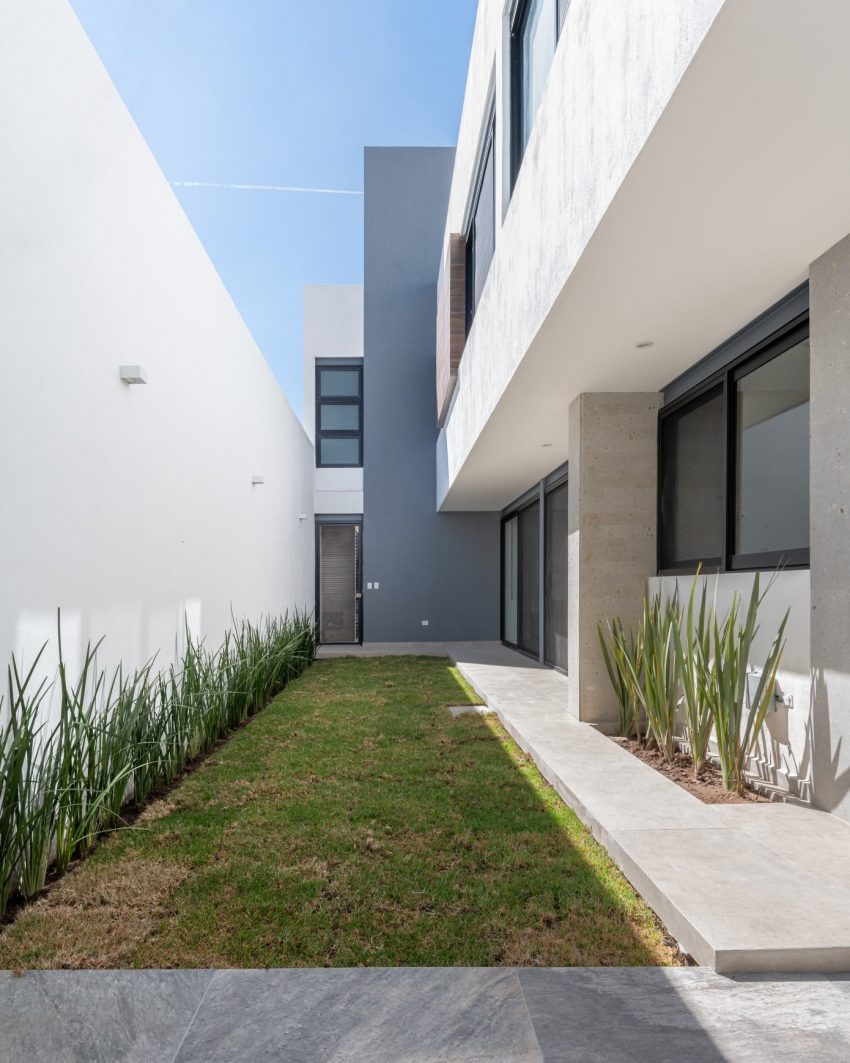 A Modern Home Features Stone, Wood, Glass and Steel in Aguascalientes, Mexico by Luis Magdaleno Veloz (27)