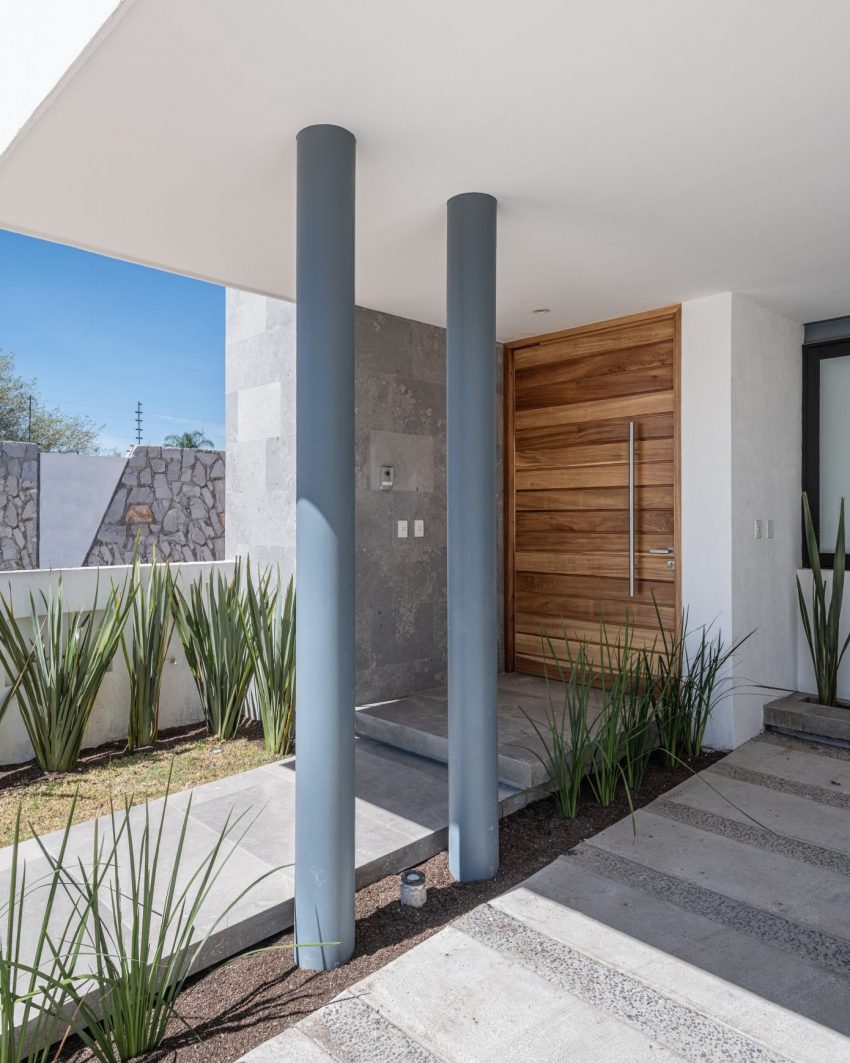 A Modern Home Features Stone, Wood, Glass and Steel in Aguascalientes, Mexico by Luis Magdaleno Veloz (29)