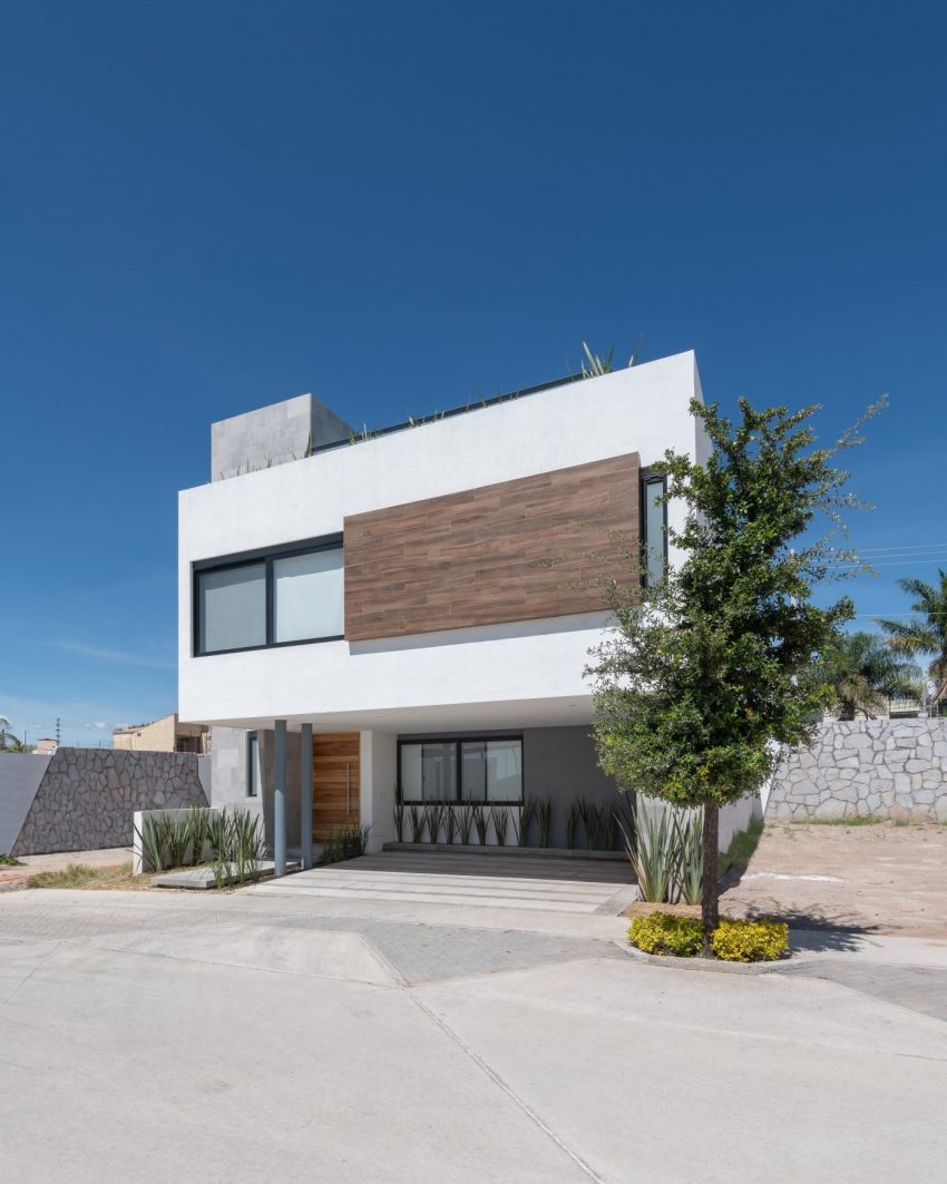 A Modern Home Features Stone, Wood, Glass and Steel in Aguascalientes, Mexico by Luis Magdaleno Veloz (30)