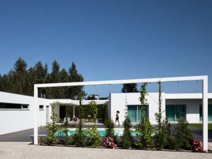 A Sober and Elegant Home with Simple and Continuous Lines in Aveiro, Portugal by Maria João Fradinho (1)