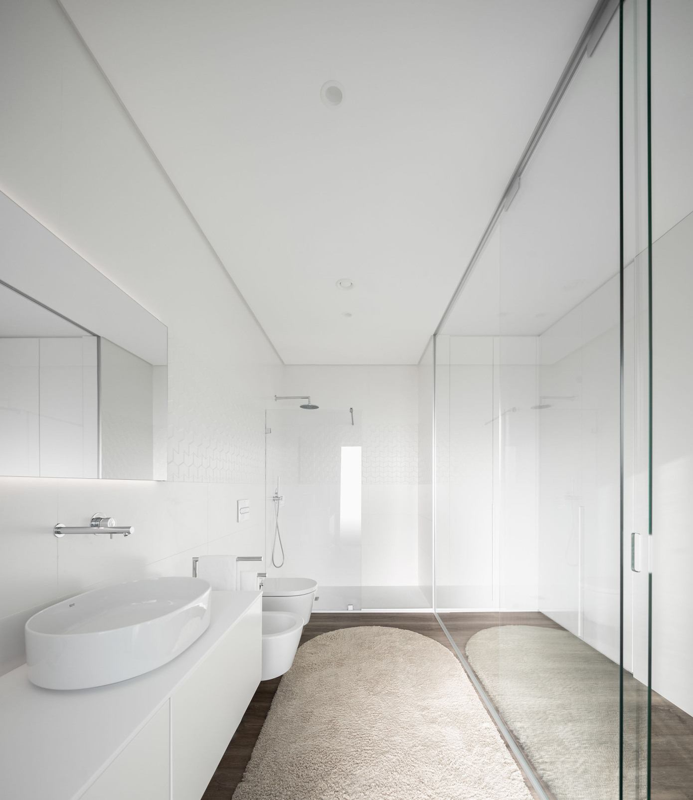 A Sober and Elegant Home with Simple and Continuous Lines in Aveiro, Portugal by Maria João Fradinho (17)