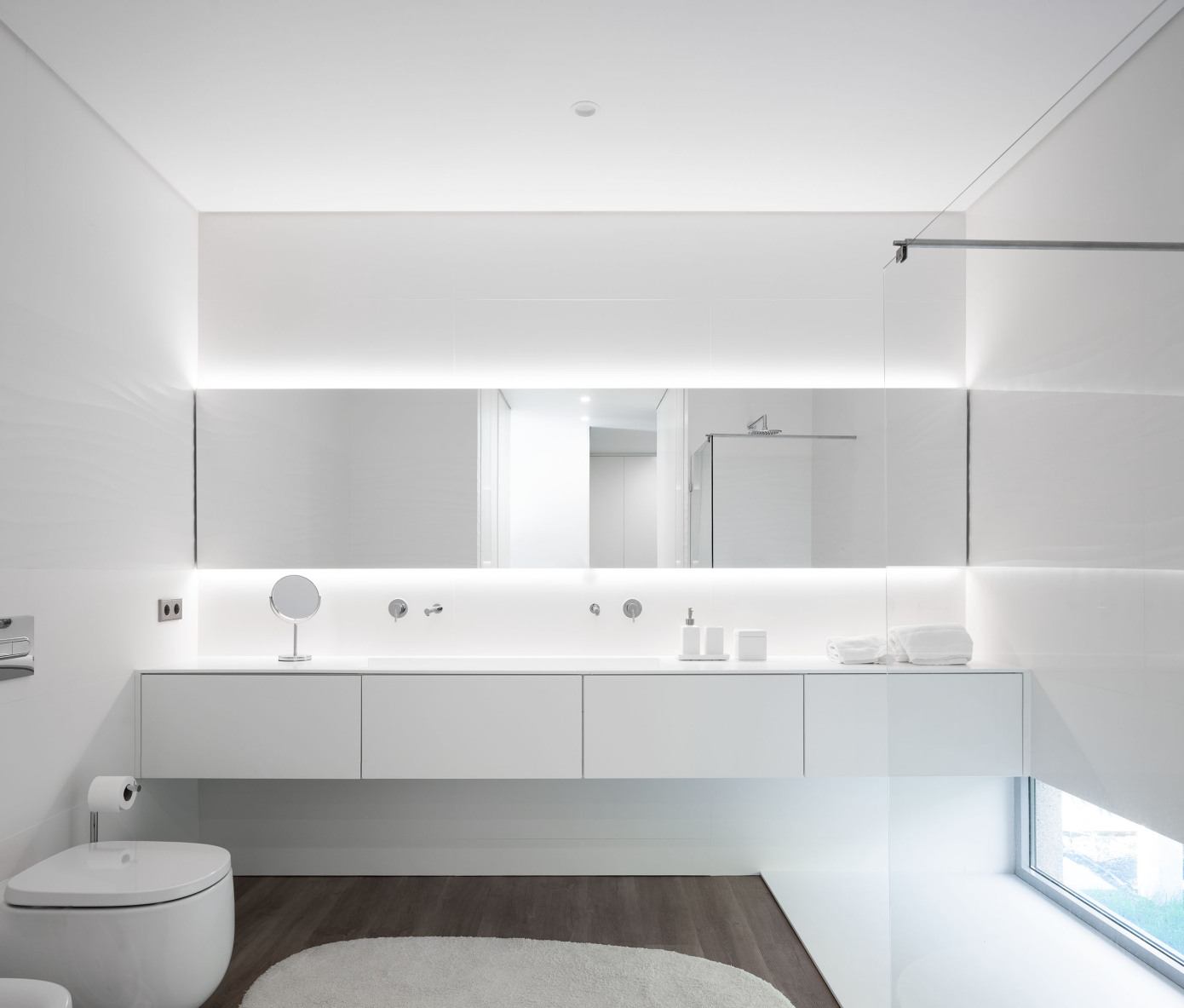 A Sober and Elegant Home with Simple and Continuous Lines in Aveiro, Portugal by Maria João Fradinho (19)