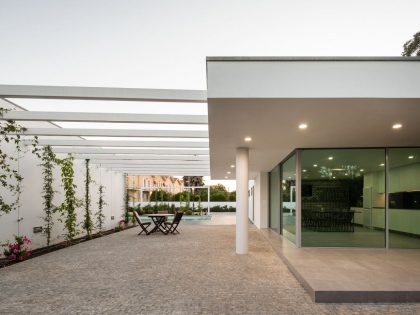A Sober and Elegant Home with Simple and Continuous Lines in Aveiro, Portugal by Maria João Fradinho (2)