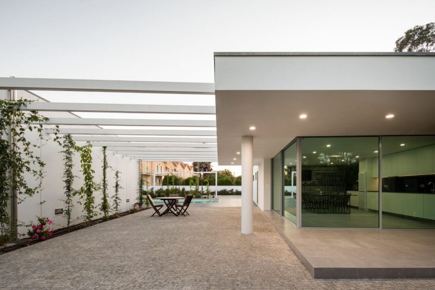 A Sober and Elegant Home with Simple and Continuous Lines in Aveiro, Portugal by Maria João Fradinho (2)