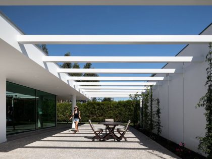 A Sober and Elegant Home with Simple and Continuous Lines in Aveiro, Portugal by Maria João Fradinho (21)