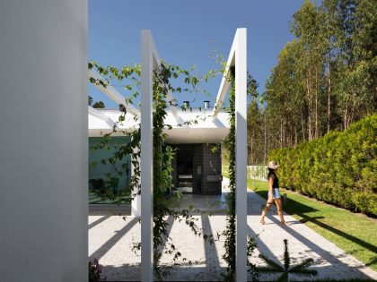 A Sober and Elegant Home with Simple and Continuous Lines in Aveiro, Portugal by Maria João Fradinho (22)