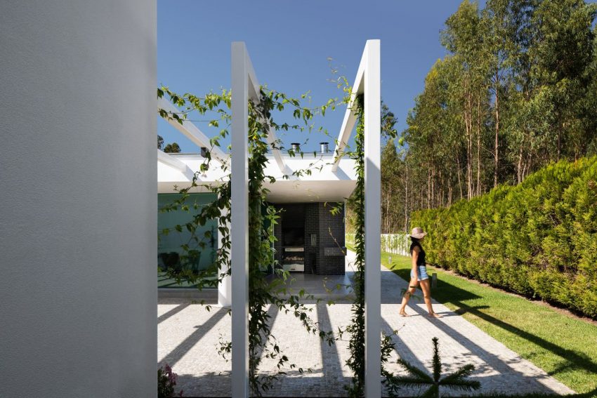 A Sober and Elegant Home with Simple and Continuous Lines in Aveiro, Portugal by Maria João Fradinho (22)