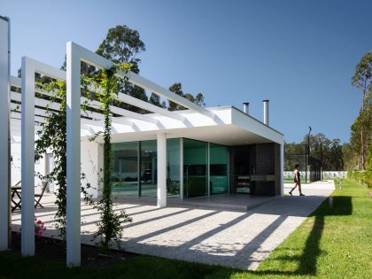 A Sober and Elegant Home with Simple and Continuous Lines in Aveiro, Portugal by Maria João Fradinho (23)