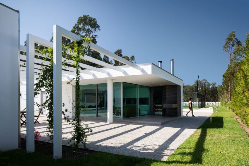 A Sober and Elegant Home with Simple and Continuous Lines in Aveiro, Portugal by Maria João Fradinho (23)