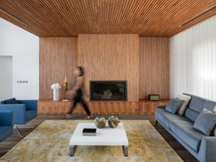 A Sober and Elegant Home with Simple and Continuous Lines in Aveiro, Portugal by Maria João Fradinho (9)