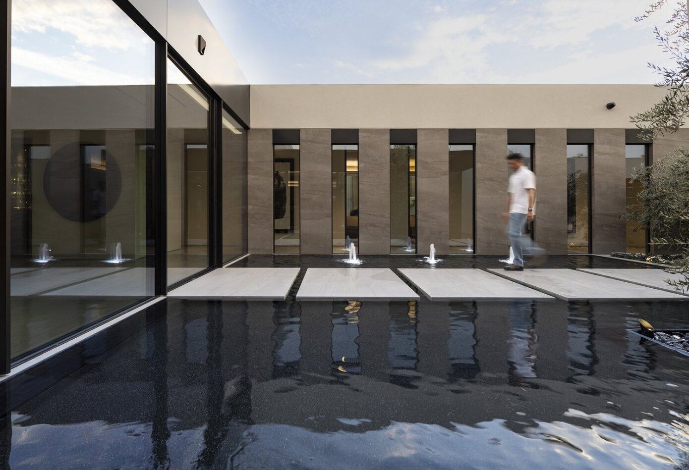 A Sophisticated Modern Desert Home with Mountain and Water Views in Palm Desert, California by Whipple Russell Architects (26)