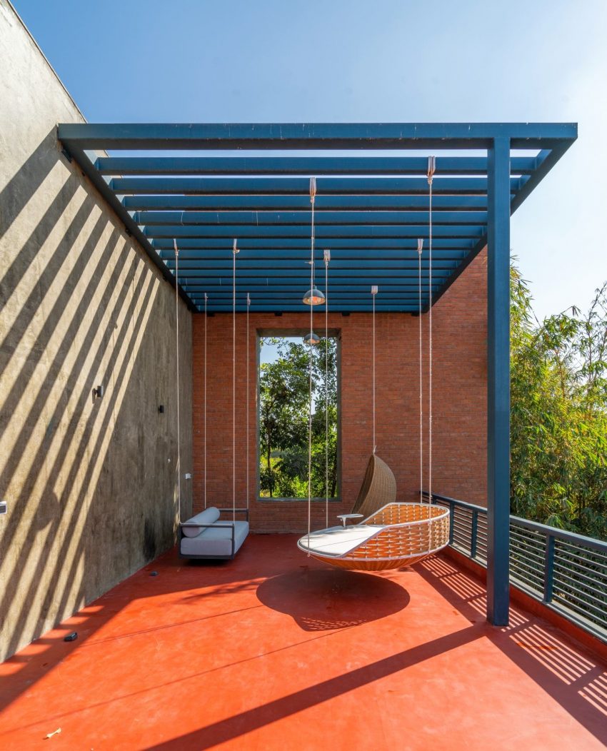 A Spacious Modern Brick Home with a Bright and Elegant Interior in Ahmedabad, India by Vihar Fadia Architects (16)