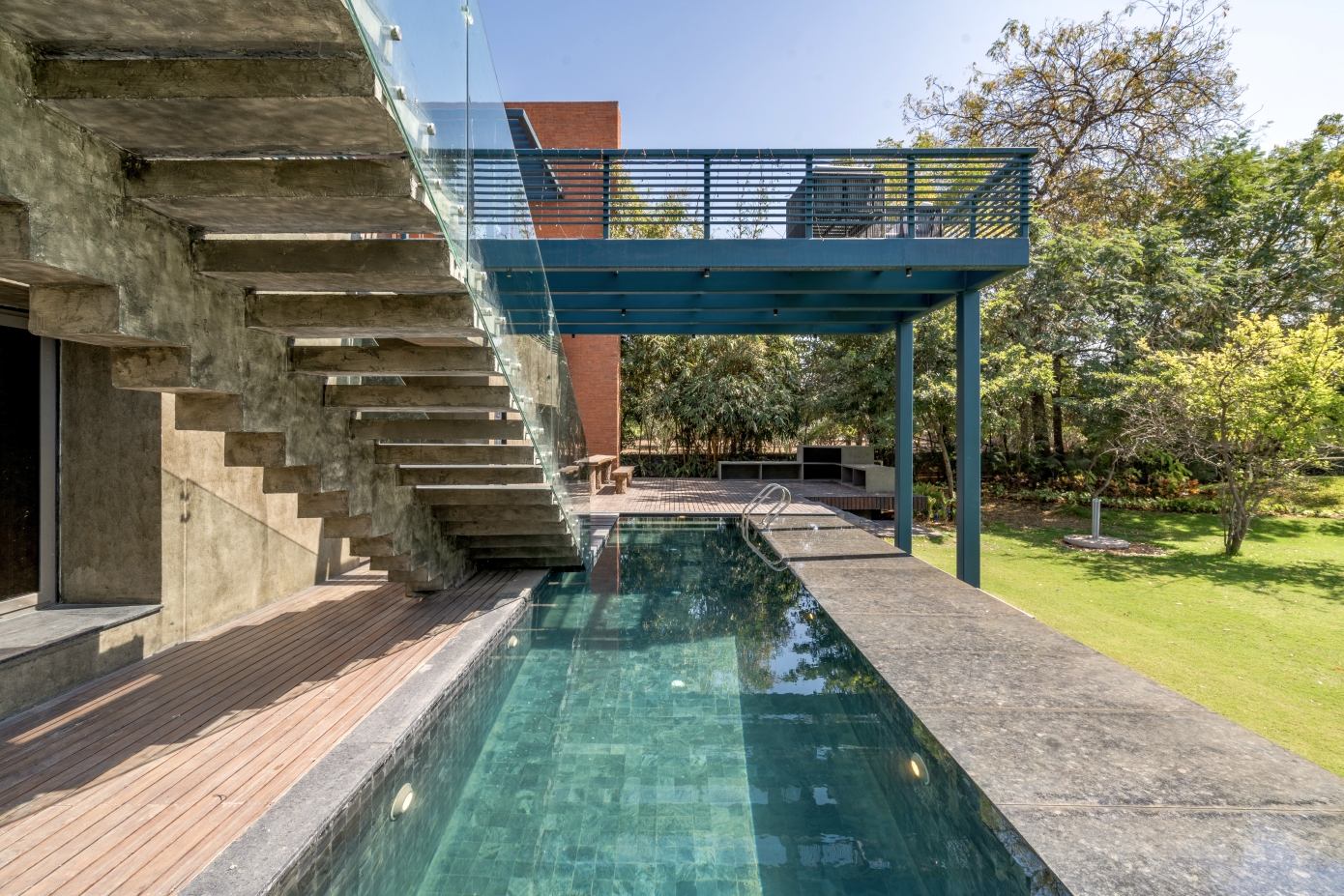 A Spacious Modern Brick Home with a Bright and Elegant Interior in Ahmedabad, India by Vihar Fadia Architects (18)