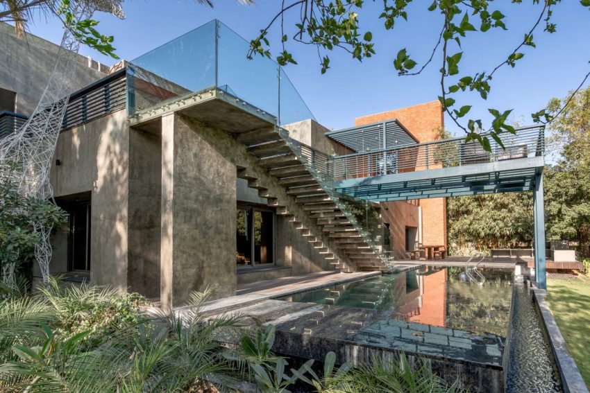 A Spacious Modern Brick Home with a Bright and Elegant Interior in Ahmedabad, India by Vihar Fadia Architects (19)