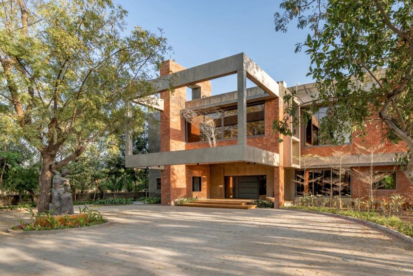 A Spacious Modern Brick Home with a Bright and Elegant Interior in Ahmedabad, India by Vihar Fadia Architects (2)
