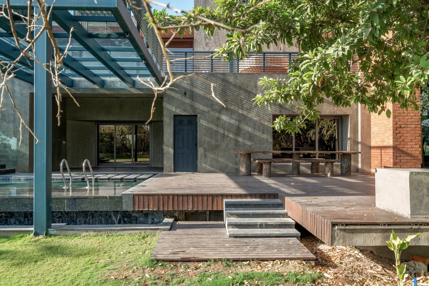 A Spacious Modern Brick Home with a Bright and Elegant Interior in Ahmedabad, India by Vihar Fadia Architects (20)