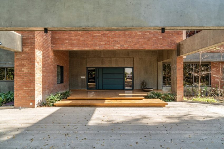 A Spacious Modern Brick Home with a Bright and Elegant Interior in Ahmedabad, India by Vihar Fadia Architects (21)