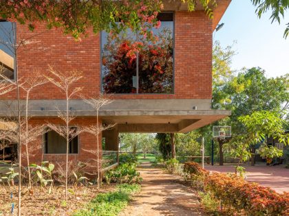 A Spacious Modern Brick Home with a Bright and Elegant Interior in Ahmedabad, India by Vihar Fadia Architects (22)