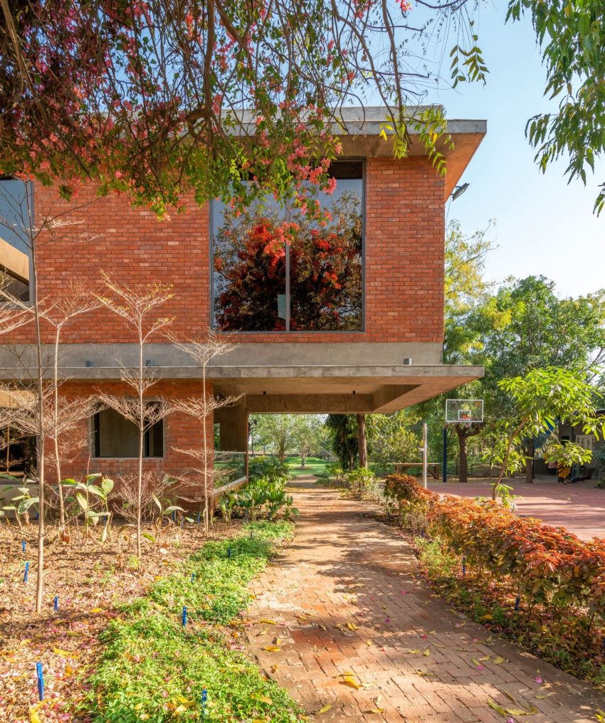 A Spacious Modern Brick Home with a Bright and Elegant Interior in Ahmedabad, India by Vihar Fadia Architects (22)