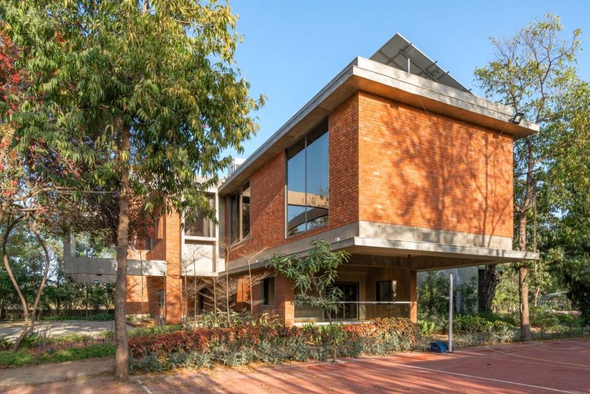 A Spacious Modern Brick Home with a Bright and Elegant Interior in Ahmedabad, India by Vihar Fadia Architects (24)