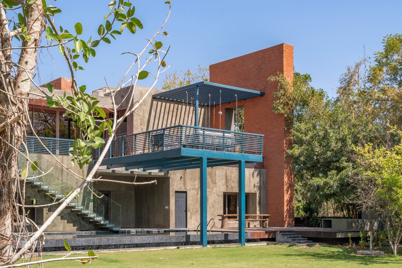 A Spacious Modern Brick Home with a Bright and Elegant Interior in Ahmedabad, India by Vihar Fadia Architects (25)