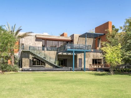 A Spacious Modern Brick Home with a Bright and Elegant Interior in Ahmedabad, India by Vihar Fadia Architects (27)