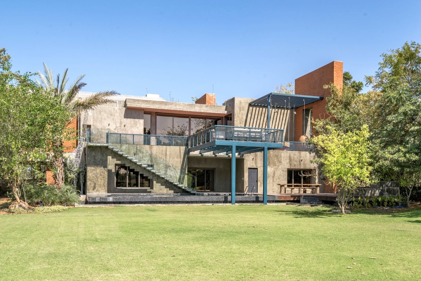 A Spacious Modern Brick Home with a Bright and Elegant Interior in Ahmedabad, India by Vihar Fadia Architects (27)