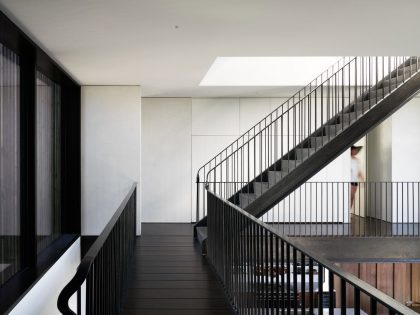 A Spectacular Cedar-Clad Home with Unparalleled Views in Seattle, Washington by GO’C (15)