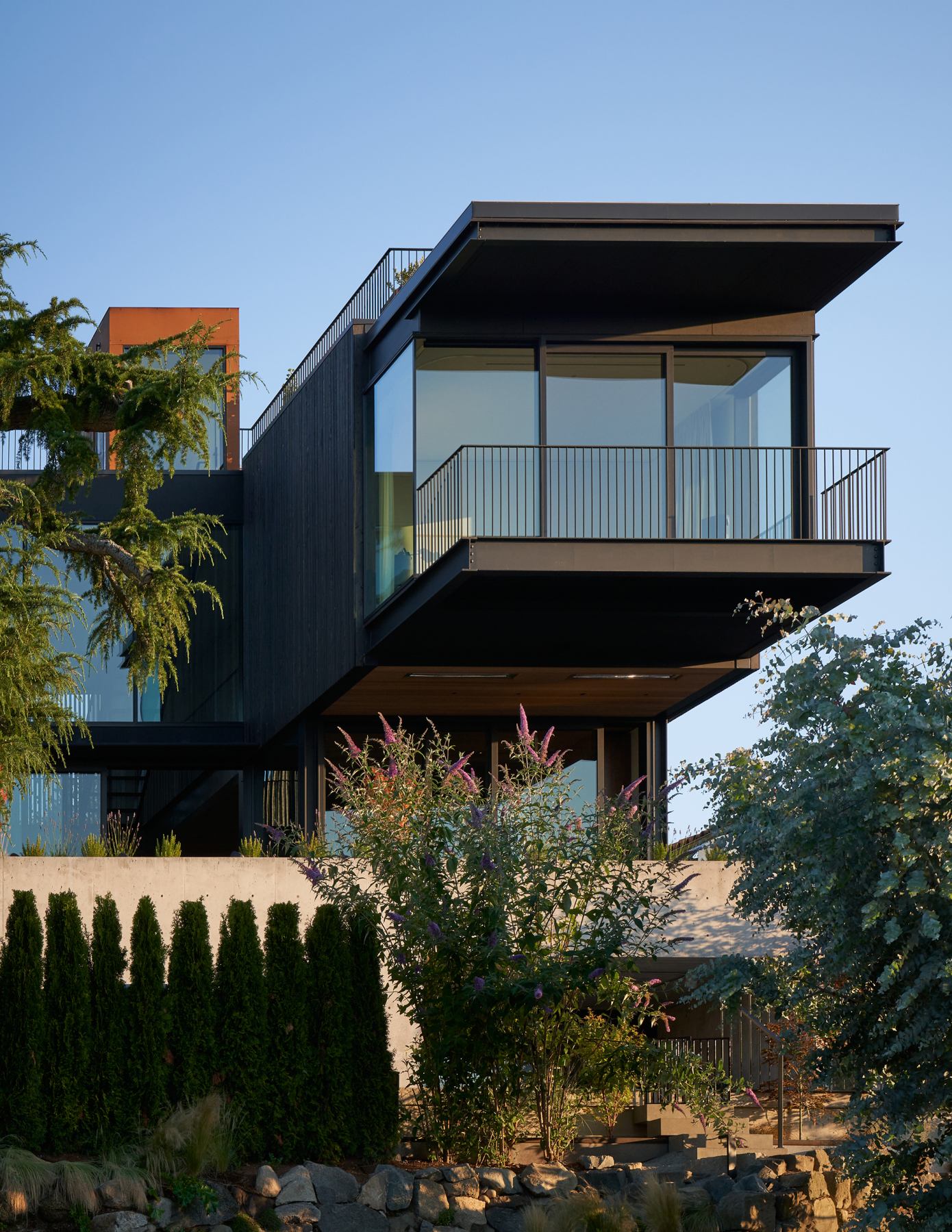 A Spectacular Cedar-Clad Home with Unparalleled Views in Seattle, Washington by GO’C (27)